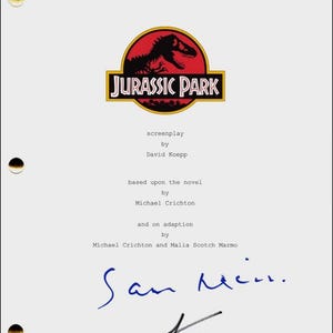 Könnte beinhalten: Ein weißes Blatt Papier mit dem "Jurassic Park"-Logo, einem roten Kreis mit einer Dinosaurier-Silhouette und dem Filmtitel. Der Text enthält Drehbuchdetails, Autorenangaben und eine blaue Tintenunterschrift.