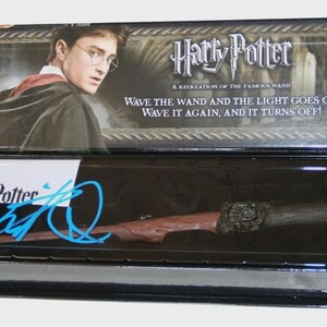 Caja de varitas iluminadoras de Harry Potter firmada por Daniel Radcliffe (ACOA)