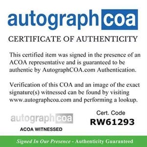 Pode incluir: Um certificado de autenticidade para um aut&oacute;grafo. O certificado &eacute; branco com texto azul e um logotipo azul. O c&oacute;digo do certificado &eacute; RW61293.