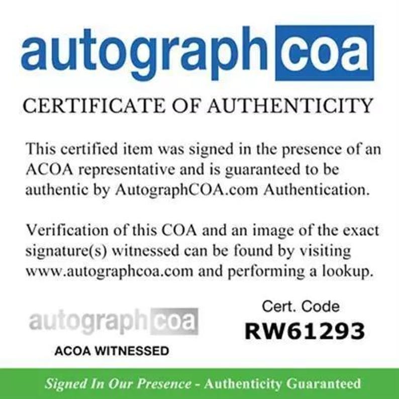 Pode incluir: Um certificado de autenticidade para um aut&oacute;grafo. O certificado &eacute; branco com texto azul e um logotipo azul. O c&oacute;digo do certificado &eacute; RW61293.