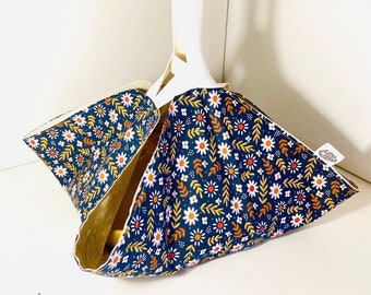 Cloth pie bag for carrying cakes pies cakes and salad bowls