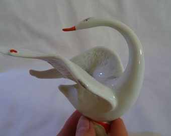 FIGURA DE CISNE DE PORCELANA 4 3/4" -Figura de pájaro de porcelana Art Déco blanca vintage- Pájaro de porcelana - Obra de arte estampada-Líneas delicadas-W/pequeño chip