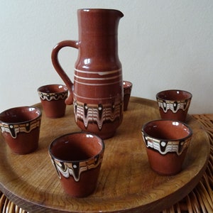 BICCHIERI DA SHOT DA LIQUORE - Set da bere in ceramica fatto a mano - Brocca e 6 tazze - Motivo popolare - Caraffa da fattoria - Regalo rustico in stile cottage - Argilla