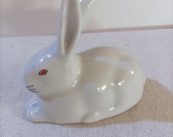 CONEJITO BLANCO 3.11" Vintage Art Déco Figura de conejo húngaro- Animal de porcelana -Hollohaza Hungría- Obra de arte estampada- Pintado a mano