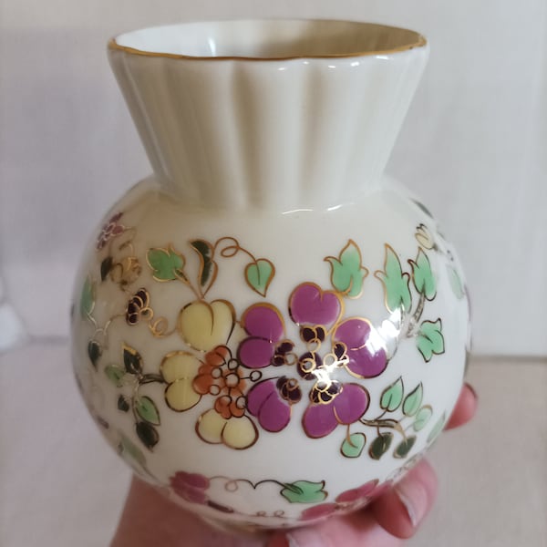 Jarrón de porcelana EXQUISITO "Jardín de mariposas - Porcelana Zsolnay Pecs - Porcelana coleccionable pintada a mano húngara - Adornos florales y dorados