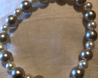 Handmade two-tone pearls beaded bracelet