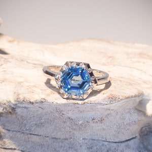 Anillo de topacio azul y hexágono de diamantes