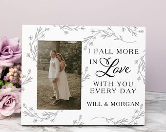 Cadre photo personnalisé pour couple | Cadeau photo de mariage personnalisé | Cadeau de Saint-Valentin pour elle | Souvenir d'anniversaire de Fall More in Love