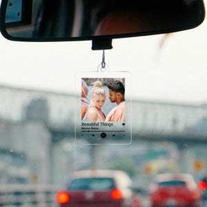 Décoration de voiture photo personnalisée | Cadeau d'accessoires pour véhicule neuf | Cadeau personnalisé avec breloque voiture chanson préférée | Cadeau de chanson de mariage de lecteur de musique