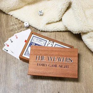 Cadeau nom de famille personnalisé | Boîte de jeu de cartes Soirée de jeu en famille | Cadeau de famille pour salle de jeux | Table de jeu avec cartes et dés | Cadeau pour salle de jeux
