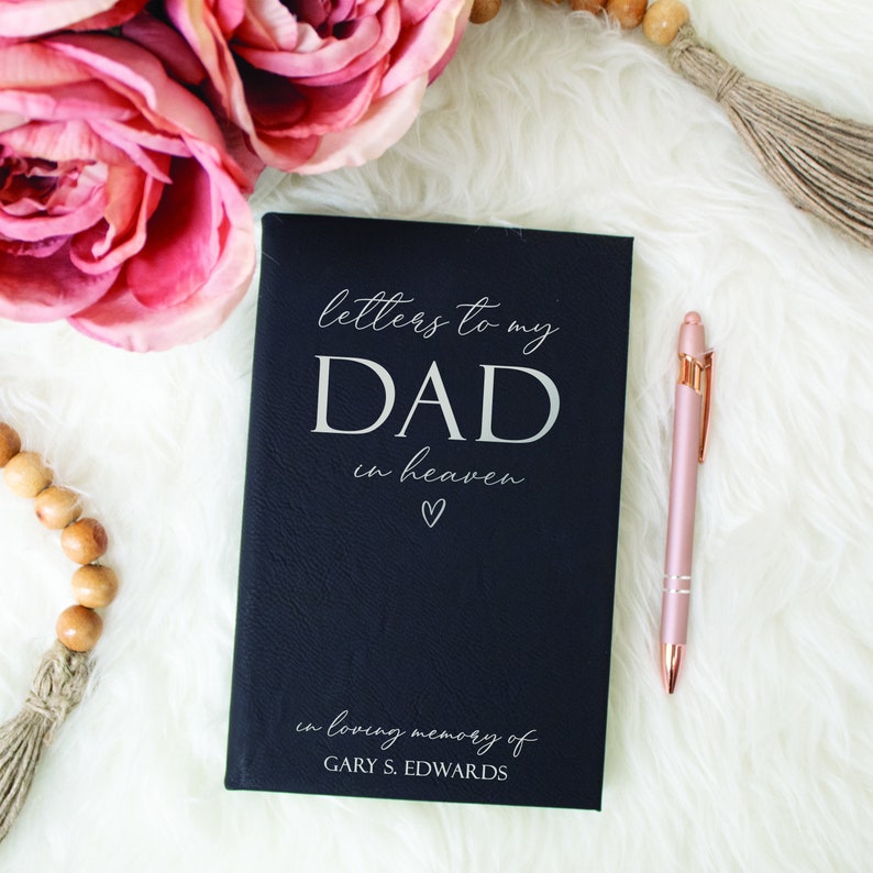 Może przedstawiać: Czarny, sk&oacute;rzany dziennik z napisem "letters to my DAD in heaven" w srebrnych literach. Dziennik zawiera r&oacute;wnież napis "in loving memory of GARY S. EDWARDS" w srebrnych literach.