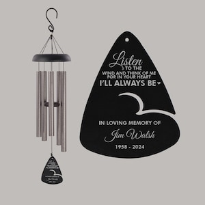 Peut inclure: Un carillon comm&eacute;moratif avec des tubes argent&eacute;s et un dessus noir. Un pendentif noir en forme de goutte d'eau affiche le texte "&Eacute;coutez le vent et pensez &agrave; moi, je serai toujours l&agrave;" et "&Agrave; la m&eacute;moire de Jim Walsh 1958-2024."