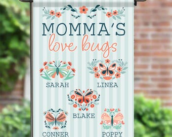 Drapeau de jardin personnalisé Mommy's Love Bugs | Design de nom d'enfant, papillon printanier | Cadeaux pour maman | Cadeau Fête des Mères | Décoration printanière
