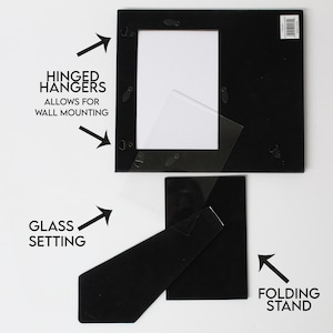 Peut inclure: Cadre photo noir avec un verre, des crochets &agrave; charni&egrave;res pour le montage mural et un support pliable.