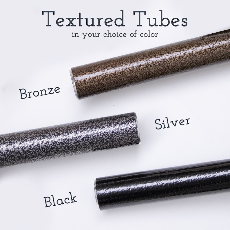 Peut inclure: Gros plan de trois tubes textur&eacute;s en bronze, argent et noir. L'image comprend le texte "Textured Tubes in your choice of color" et les noms des couleurs. Les tubes sont cylindriques et semblent &ecirc;tre en m&eacute;tal.