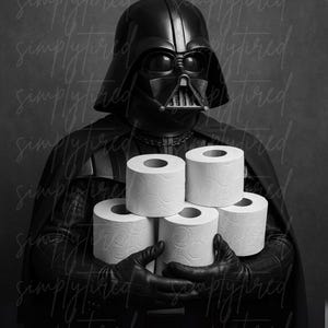 Peut inclure: Image en noir et blanc de Dark Vador tenant une pile de six rouleaux de papier toilette blancs. L'image est une interprétation humoristique du personnage de Star Wars, avec le texte "simplytired" en arrière-plan.