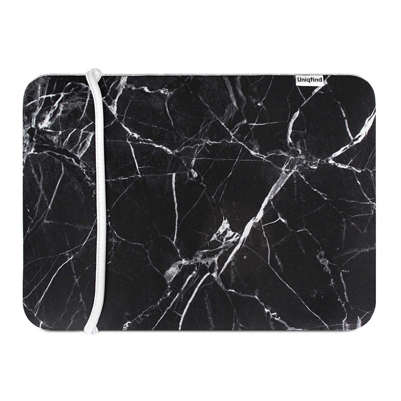 Puede incluir: Funda para port&aacute;til negra con un patr&oacute;n de m&aacute;rmol blanco y un logotipo blanco de Uniqfind en la esquina superior derecha.