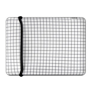 Puede incluir: Funda para port&aacute;til blanca con un patr&oacute;n de cuadr&iacute;cula negra y una correa negra. La funda tiene una peque&ntilde;a etiqueta negra con la palabra "Uniqfind" impresa en ella.