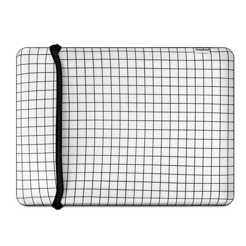 Puede incluir: Funda para port&aacute;til blanca con un patr&oacute;n de cuadr&iacute;cula negra y una correa negra. La funda tiene una peque&ntilde;a etiqueta negra con la palabra "Uniqfind" impresa en ella.