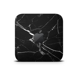 Puede incluir: Pegatina de piel de mármol blanco y negro para un ordenador Apple Mac Mini. La pegatina presenta un logotipo de Apple blanco.