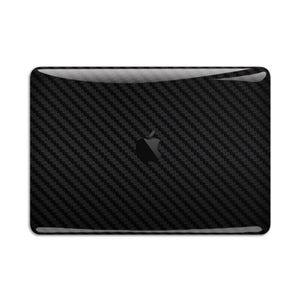 Peut inclure: Une peau d'ordinateur portable noire texturée en fibre de carbone avec le logo Apple au centre. La peau a une finition brillante et un motif tissé. La peau d'ordinateur portable est rectangulaire avec des coins arrondis.