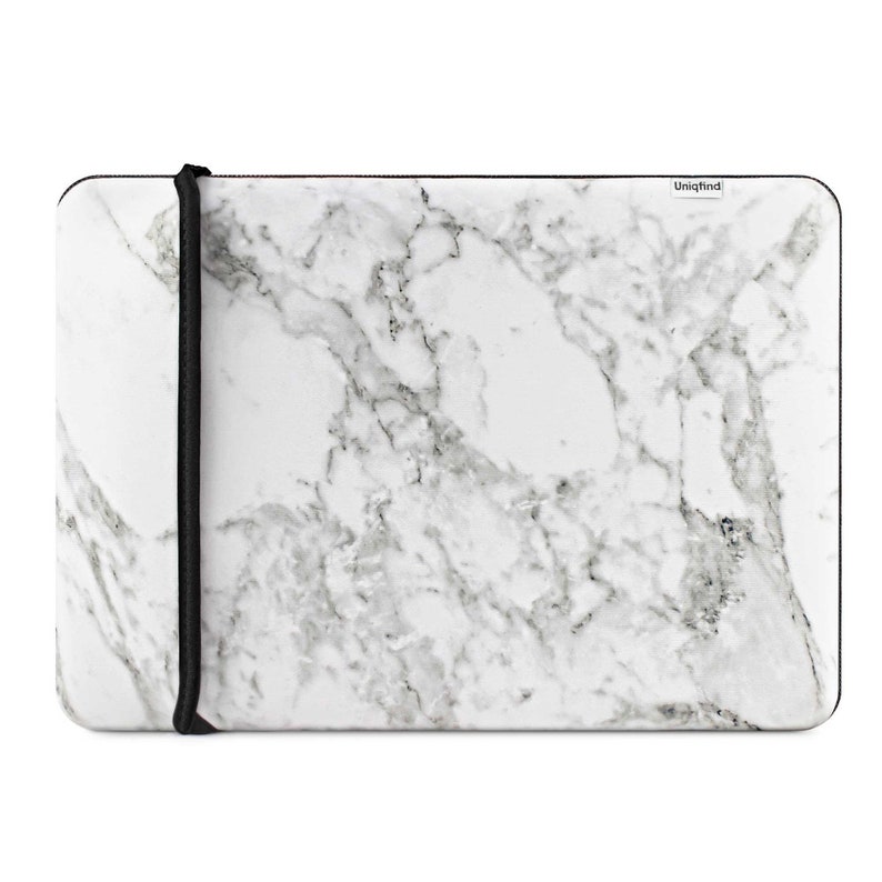 Puede incluir: Funda para port&aacute;til blanca con un patr&oacute;n de m&aacute;rmol y una correa negra. La funda tiene la palabra "Uniqfind" impresa en la esquina superior derecha.