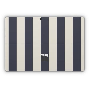 Op de afbeelding: Een witte en donkerblauwe gestreepte tablet hoes met een zwart Microsoft logo.