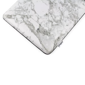 Puede incluir: Funda para port&aacute;til de m&aacute;rmol blanco con borde negro y la palabra "Uniqfind" impresa en la esquina inferior derecha.