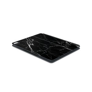 Puede incluir: Funda para tableta negra con un patrón de mármol blanco.