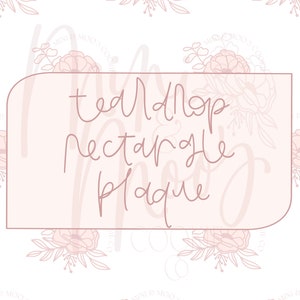 Może przedstawiać: Jasnoróżowy prostokąt z tekstem "Teal Shop Rectangle Plaque" napisanym kursywą. Tło to biały wzór kwiatowy.