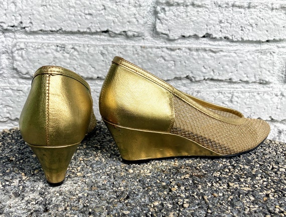 Vintage 70s Metallic Gold Pumps Sz 7 by Magdesian… - image 4