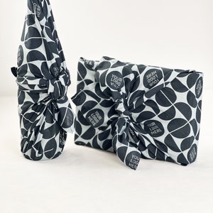 Confezione regalo aziendale con marchio ~ Involucro Furoshiki ~ Confezione regalo aziendale - Panno da imballaggio in tessuto - Stampa all over - Confezione regalo in tessuto monogramma