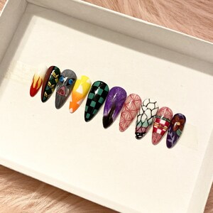 Prensa de anime en las uñas