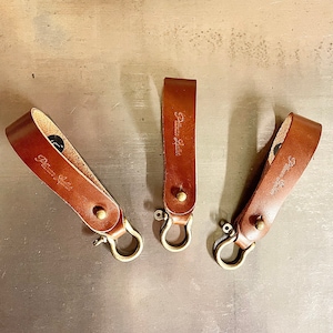 Leather Keychain with Horseshoe Shackle