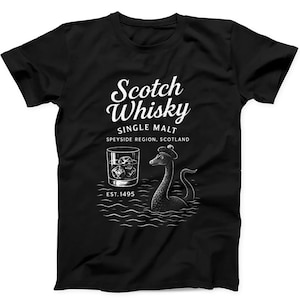 Könnte beinhalten: Ein schwarzes Kurzarm-T-Shirt mit weißem Grafikdruck. Das Design enthält den Text "Scotch Whisky", "SINGLE MALT", "SPEYSIDE REGION, SCOTLAND" und "EST. 1495" sowie eine Illustration eines Glases Whisky und eines Meeresbewohners.