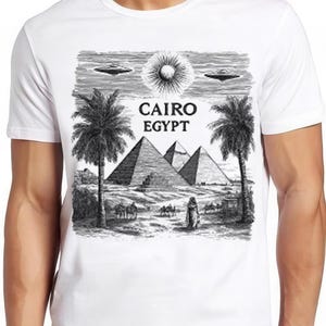 Cairo Egitto Piramidi egiziane UFO Mummia Sfinge Souvenir da viaggio Scena del deserto Divertente Meme Regalo Maglietta Gamer Cult Film Musica T-shirt 2330