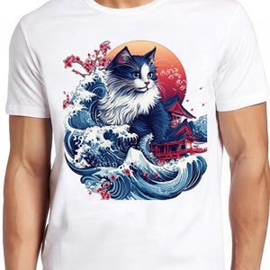 Könnte beinhalten: Ein weißes T-Shirt mit einem grafischen Aufdruck eines schwarz-weißen Katers, der auf einer blauen Welle mit einem roten und weißen japanischen Tempel im Hintergrund sitzt. Die Welle ist von rosa Kirschblüten umgeben.