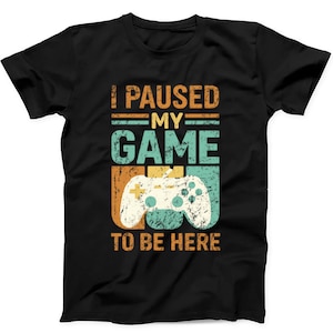 Pausé mi juego para estar aquí. Juego en línea. Parodia de juegos. Regalo divertido. Camiseta negra. 434