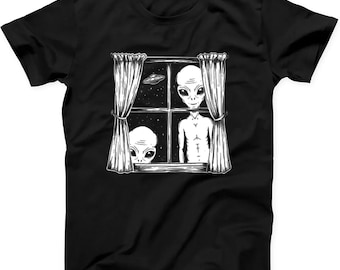 Aliens In Window Ufo Area 51 Roswell Weird Humorous Hilarious Witty Funny Gift Black T Shirt 397