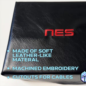 Op de afbeelding: Handgemaakt houten bord met de handgeschreven tekst "Welcome". Het wit geschilderde bord heeft een verweerde afwerking en bloemdecoratie. Het is ongeveer 30 cm breed en 15 cm hoog.