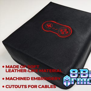 Funda protectora de piel sintética para consola Super Nintendo SNES de 8 bits Armor con logotipo bordado y cortes para cables.