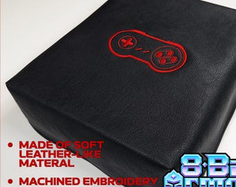 8Bit Armor Super Nintendo SNES Konsole Kunstleder Staubschutz mit gesticktem Logo und Kabelausschnitten