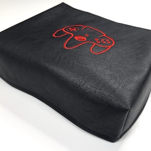 Puede incluir: Una taza de cerámica blanca con un asa negra y el texto "But First, Coffee" en negro, con una fuente de estilo manuscrito. La taza está sobre una superficie blanca.