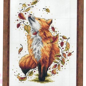 Peut inclure: Un motif de point de croix représentant un renard roux avec une poitrine et une queue blanches, debout sur ses pattes arrière et regardant vers le haut une pluie de feuilles d'automne.