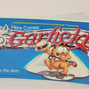 Vtg &quot;Here comes Garfield&quot; by Jim Davis Garfield Comic book gift - vintage gift - Vtg Garfield Collectible Knick Knack Gift - 80s Cartoon Cat