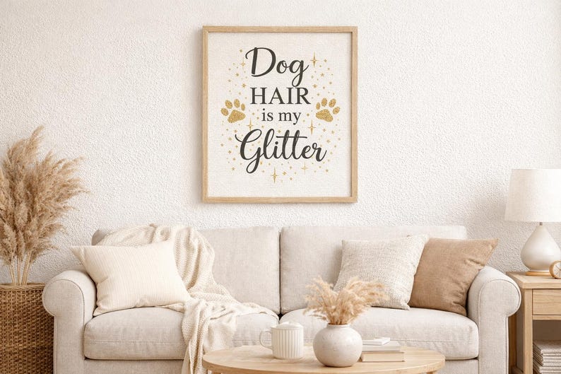 Puede incluir: Un cuadro rectangular con marco de madera clara que presenta el texto negro "Dog HAIR is my Glitter" centrado sobre un fondo blanco, decorado con huellas de patas doradas brillantes y peque&ntilde;as estrellas alrededor de las letras.