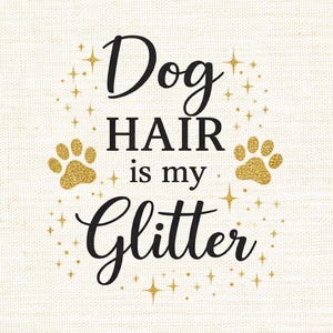 Puede incluir: Un dise&ntilde;o gr&aacute;fico sobre un fondo blanco roto texturizado con el texto negro Dog HAIR is my Glitter. El dise&ntilde;o incluye dos huellas de pata con purpurina dorada y varias estrellas peque&ntilde;as con purpurina dorada rodeando las letras negras.