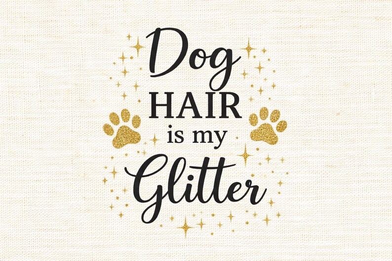 Puede incluir: Un dise&ntilde;o gr&aacute;fico sobre un fondo blanco roto texturizado con el texto negro Dog HAIR is my Glitter. El dise&ntilde;o incluye dos huellas de pata con purpurina dorada y varias estrellas peque&ntilde;as con purpurina dorada rodeando las letras negras.