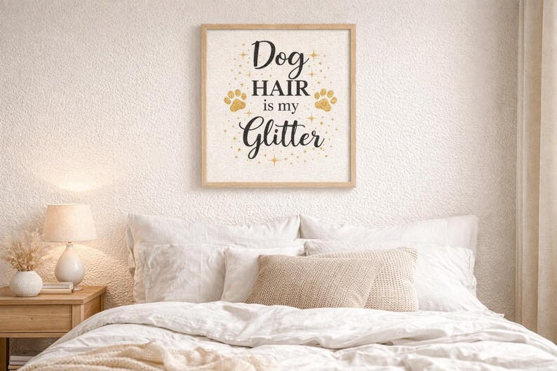 Puede incluir: Un cuadro cuadrado en un marco de madera clara con el texto negro Dog HAIR is my Glitter sobre un fondo blanco, decorado con huellas de patas doradas y peque&ntilde;as estrellas dispersas alrededor de las letras.
