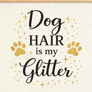 Puede incluir: Un letrero cuadrado enmarcado con un fondo texturizado de color beige claro. El texto "Dog HAIR is my GLITTER" aparece en letras negras. Dos huellas de pata con purpurina dorada se sit&uacute;an a ambos lados del texto, rodeadas de estrellas doradas.
